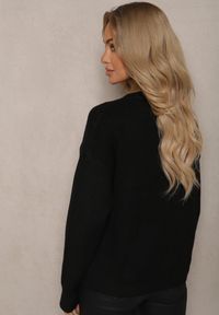 Renee - Czarny Sweter Ozdobiony Haftowanym Wzorem w Ptaki Inarielle. Okazja: na co dzień. Kolor: czarny. Długość rękawa: długi rękaw. Długość: długie. Wzór: haft, aplikacja. Styl: klasyczny, casual