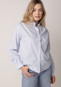 Born2be - Niebieska Bawełniana Koszula ze Stójką z Falbanką i Haftem przy Guzikach Umaria. Okazja: na co dzień, na spotkanie biznesowe, do pracy. Typ kołnierza: kołnierzyk stójkowy. Kolor: niebieski. Materiał: bawełna. Wzór: haft. Styl: casual, biznesowy, elegancki #2