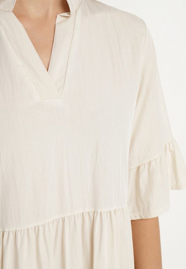 Born2be - Beżowa Sukienka Rozkloszowana z Wiskozą Ozdobiona Falbanami Eviriane. Okazja: na co dzień. Typ kołnierza: dekolt w serek. Kolor: beżowy. Materiał: wiskoza. Wzór: aplikacja. Typ sukienki: proste. Styl: casual