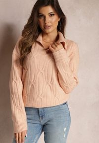 Renee - Jasnoóżowy Sweter z Dekoltem w Serek i Ozdobnym Splotem Travissa. Typ kołnierza: dekolt w serek. Kolor: różowy. Wzór: ze splotem. Styl: elegancki