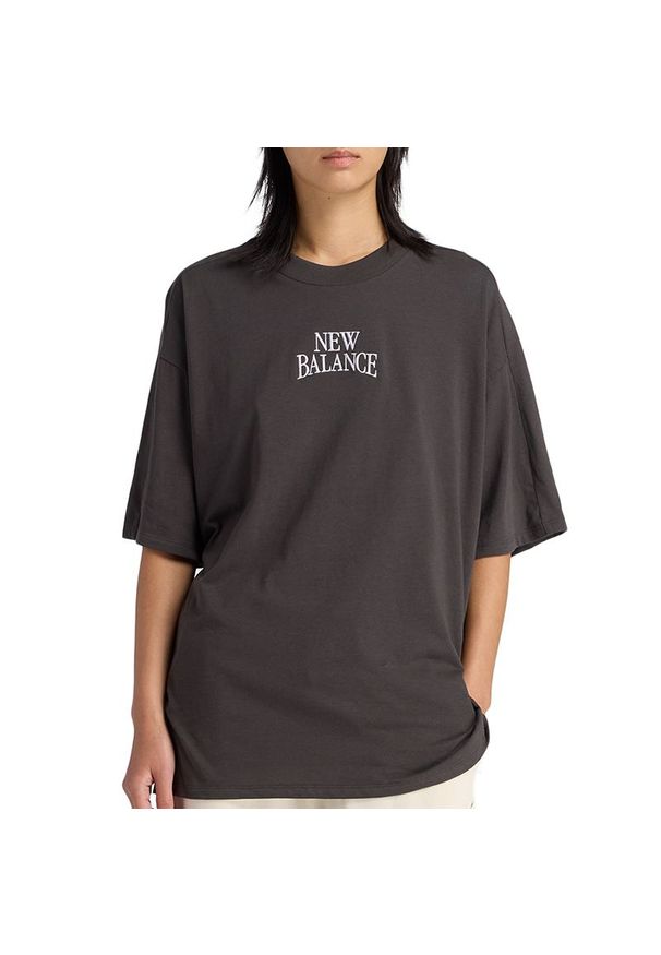 Koszulka damska New Balance WT61974VABR - czarny. Kolor: czarny. Materiał: satyna, bawełna. Długość rękawa: krótki rękaw. Długość: krótkie. Wzór: napisy, haft