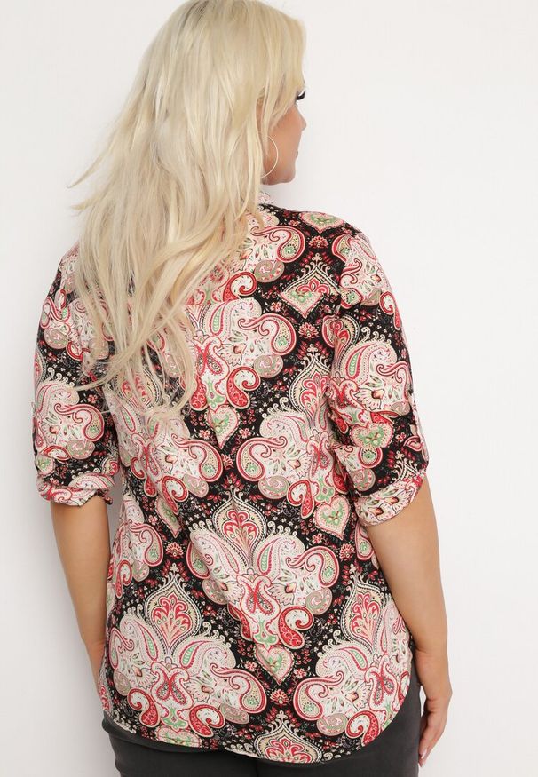 Born2be - Czarno-Czerwona Wiskozowa Bluzka w Wzór Paisley z Zapięciem na Guziki i Trójkątnym Dekoltem Lorita. Kolor: czarny. Materiał: wiskoza. Wzór: paisley