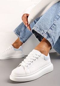 Born2be - Biało-Niebieskie Sneakersy z Ozdobnym Zapiętkiem i Platformą Britma. Nosek buta: okrągły. Zapięcie: sznurówki. Kolor: biały. Materiał: materiał. Obcas: na platformie. Wysokość obcasa: niski #1