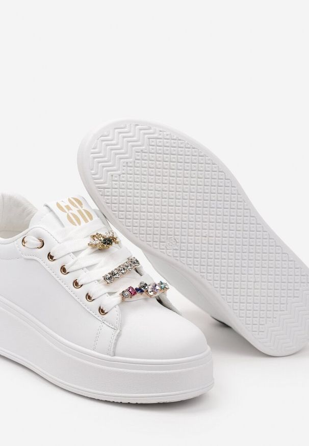 Renee - Biało-Czarne Sneakersy na Platformie Ozdobione Odpinanymi Aplikacjami z Cyrkonii Neishi. Okazja: na co dzień. Nosek buta: okrągły. Zapięcie: sznurówki. Kolor: biały. Materiał: jeans. Wzór: aplikacja. Obcas: na platformie
