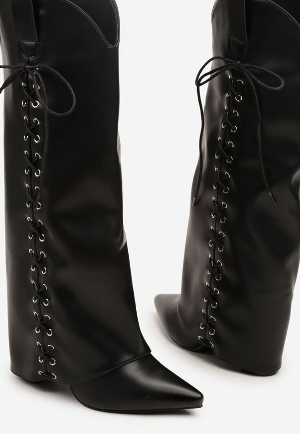 Renee - Czarne Kozaki na Słupku Ozdobione Sznurowaniem i Wywiniętą Cholewką Latanessa. Okazja: na co dzień, na spacer. Zapięcie: sznurówki. Kolor: czarny. Szerokość cholewki: normalna. Wzór: aplikacja. Materiał: skóra, jeans. Obcas: na słupku. Styl: klasyczny, casual, elegancki. Wysokość obcasa: średni