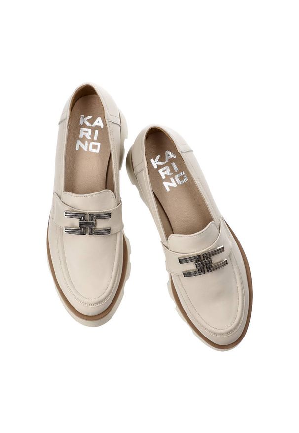 Beżowe Półbuty Karino Modne Skórzane Buty Damskie. Okazja: na co dzień. Zapięcie: bez zapięcia. Kolor: beżowy. Materiał: skóra. Szerokość cholewki: normalna. Obcas: na obcasie. Styl: casual, elegancki, wizytowy. Wysokość obcasa: średni