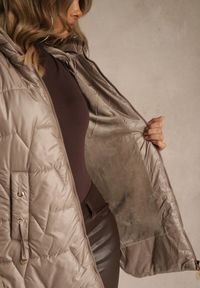 Renee - Ciemnobeżowa Przejściowa Kurtka z Pikowanymi Przeszyciami Kapturem i Suwakami Taranessa. Okazja: na imprezę, na co dzień. Kolor: beżowy. Materiał: jeans, dzianina. Styl: casual, klasyczny, elegancki #4