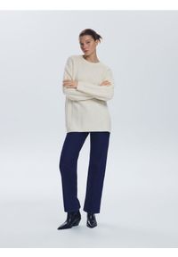 Reserved - Sweter oversize z warkoczowym splotem - kremowy. Kolor: kremowy. Materiał: dzianina, wełna. Wzór: ze splotem