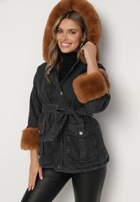 Born2be - Czarna Jeansowa Kurtka z Kapturem i Paskiem oraz Futerkiem na Napy Tarasima. Okazja: na co dzień. Typ kołnierza: kaptur. Kolor: czarny. Materiał: futro, jeans. Styl: casual #1