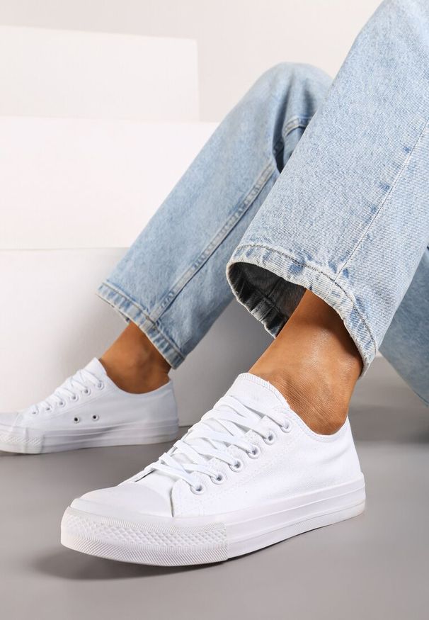 Renee - Białe Trampki w Klasycznym Stylu z Niską Cholewką Felriane. Wysokość cholewki: przed kostkę. Nosek buta: okrągły. Zapięcie: sznurówki. Kolor: biały. Materiał: materiał, guma. Szerokość cholewki: normalna. Obcas: na płaskiej podeszwie. Styl: klasyczny