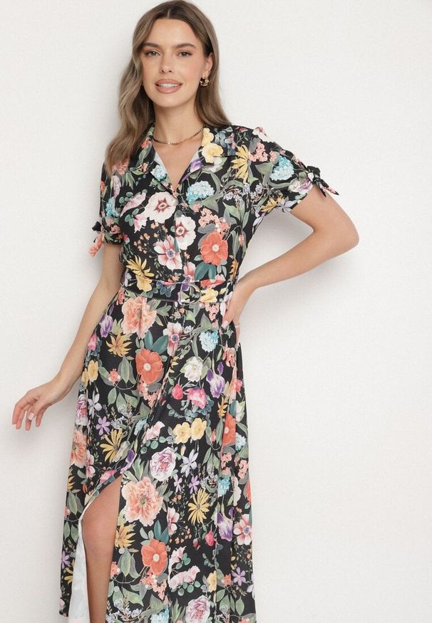Born2be - Czarna Rozkloszowana Sukienka o Koszulowym Kroju z Paskiem w Kwiatowy Wzór Fevelorine. Okazja: na co dzień. Kolor: czarny. Wzór: kwiaty. Typ sukienki: koszulowe. Styl: casual