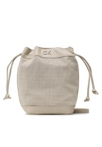 Calvin Klein Torebka Re-Lock Drawstring Bag Sm Perf K60K610636 Beżowy. Kolor: beżowy. Materiał: skórzane #1