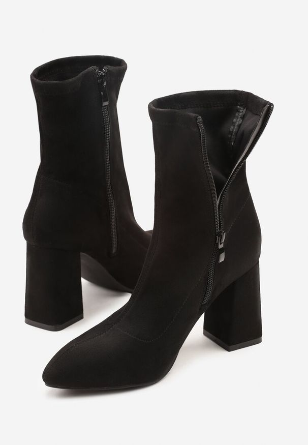 Renee - Czarne Botki Vices z Imitacji Zamszu na Słupkowym Obcasie z Przylegającą Cholewką Morenne. Okazja: na co dzień. Nosek buta: szpiczasty. Kolor: czarny. Materiał: zamsz. Szerokość cholewki: normalna. Obcas: na obcasie. Styl: casual. Wysokość obcasa: średni