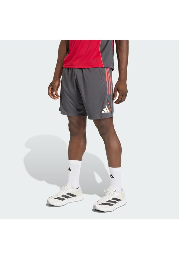 Adidas - Spodenki treningowe Liverpool FC Tiro 25 Competition. Kolor: czarny. Materiał: materiał. Sport: piłka nożna