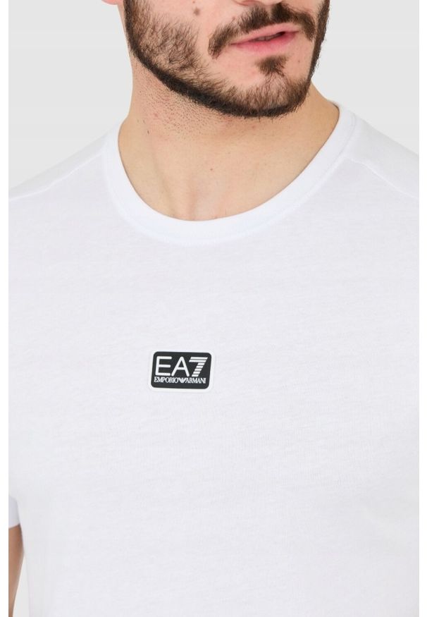 EA7 Emporio Armani - EA7 Biały t-shirt męski z naszywką z logo, Rozmiar XXL. Kolor: biały. Wzór: aplikacja