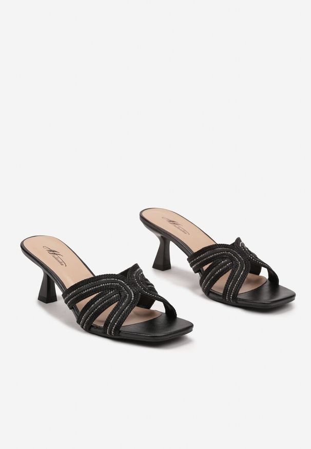 Born2be - Czarne Klapki na Obcasie Typu Kaczuszka z Plecionką i Cyrkoniami Deoviael. Okazja: na spacer. Nosek buta: otwarty. Kolor: czarny. Materiał: jeans. Sezon: lato. Obcas: na obcasie. Styl: elegancki. Wysokość obcasa: średni