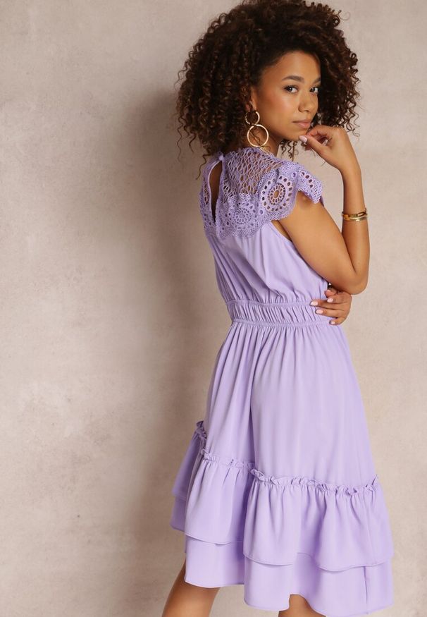 Renee - Fioletowa Rozkloszowana Sukienka Midi z Gumką w Talii i Koronkowym Dekoltem Panita. Kolor: fioletowy. Materiał: koronka. Styl: boho. Długość: midi
