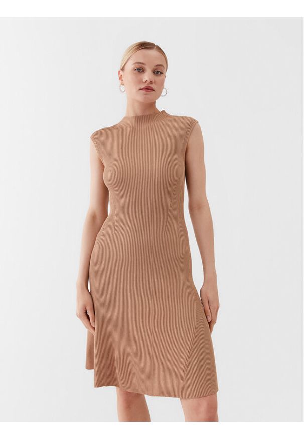Guess Sukienka dzianinowa W3YK20 Z2U00 Beżowy Slim Fit. Kolor: beżowy. Materiał: syntetyk