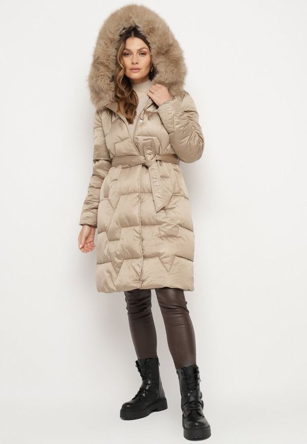 Born2be - Beżowa Pikowana Kurtka o Długim Kroju Ozdobiona Paskiem i Odpinanym Futerkiem Milirra. Okazja: na spacer. Kolor: brązowy. Materiał: futro. Długość: długie. Wzór: aplikacja. Styl: wizytowy, elegancki