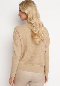 Born2be - Jasnobeżowy Sweter z Wełną o Asymetrycznym Fasonie z Tłoczeniem Sarositte. Kolor: beżowy. Materiał: wełna #4