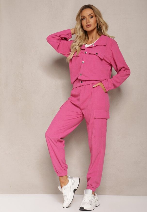 Renee - Fuksjowy Komplet Dresowy Utility Krótka Bluza z Kołnierzem i Spodnie Joggery z Kieszeniami Cargo Literria. Kolor: różowy. Materiał: dresówka