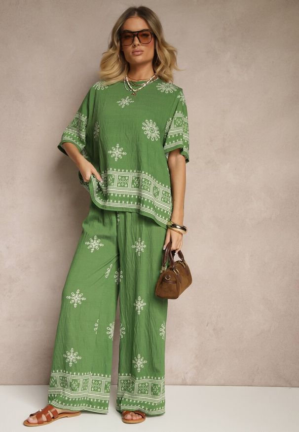 Renee - Ciemnozielony Komplet Boho z Wiskozy Szerokie Spodnie i T-shirt z Haftem Zeirae. Kolor: zielony. Materiał: wiskoza. Wzór: haft