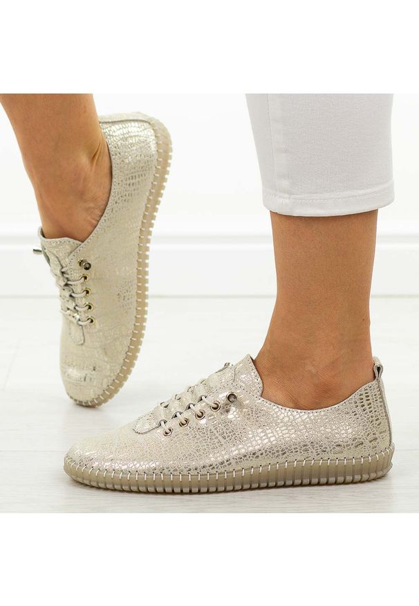 Złote skórzane półbuty damskie Filippo Dp6140/26. Okazja: na spacer, na co dzień. Nosek buta: okrągły. Kolor: złoty. Materiał: skóra. Szerokość cholewki: normalna. Sezon: wiosna, jesień, lato. Styl: casual, elegancki, klasyczny