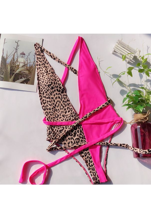 Intica - Jednoczęściowy strój kąpielowy z głębokim dekoltem Toyomi. Kolor: wielokolorowy. Materiał: materiał