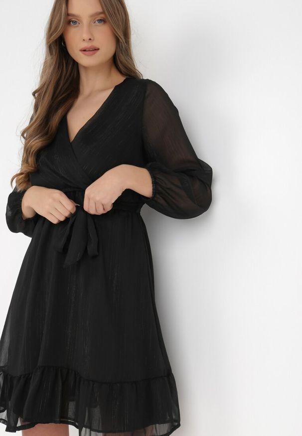 Born2be - Czarna Sukienka Pronestra. Kolor: czarny. Materiał: tkanina, materiał. Wzór: gładki. Typ sukienki: kopertowe. Styl: elegancki. Długość: mini