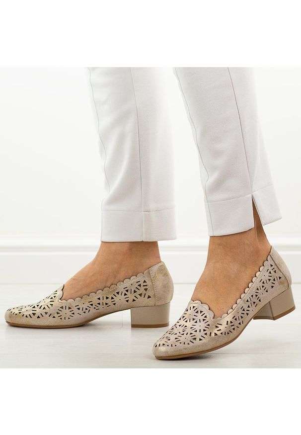 Złote ażurowe czółenka damskie na obcasie M.Daszyński Sa200-1. Nosek buta: okrągły. Kolor: złoty. Szerokość cholewki: normalna. Wzór: ażurowy. Materiał: skóra. Sezon: wiosna, jesień, lato. Obcas: na obcasie. Styl: klasyczny. Wysokość obcasa: niski
