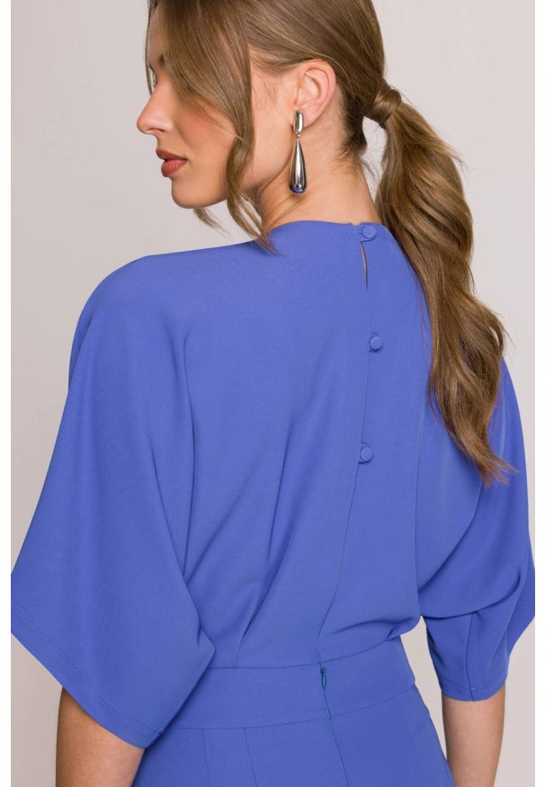 Stylove - Elegancki kombinezon damski z kopertowym dekoltem niebieski. Okazja: na ślub cywilny, na wesele, na imprezę. Kolor: niebieski. Typ sukienki: kopertowe. Styl: elegancki