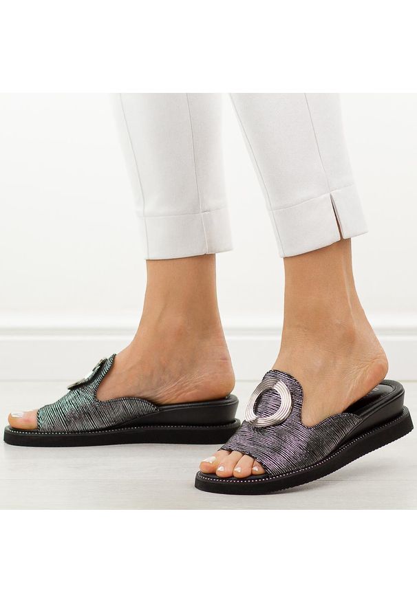 Czarne klapki damskie na koturnie M.Daszyński 2267-7 26. Okazja: na co dzień. Nosek buta: okrągły. Kolor: czarny. Materiał: skóra. Wzór: aplikacja. Sezon: wiosna, lato. Obcas: na koturnie. Styl: casual, elegancki, klasyczny