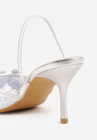 Born2be - Srebrne Czółenka na Szpilce VICES z Paskiem na Piętę Koronką i Aplikacją Clymellia. Okazja: na komunię, na wesele, na ślub cywilny. Zapięcie: pasek. Kolor: srebrny. Materiał: koronka. Wzór: aplikacja, koronka. Obcas: na szpilce. Styl: wizytowy, glamour, elegancki #4