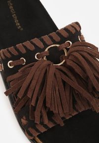 Renee - Czarne Klapki Boho z Ozdobnymi Frędzlami Samsonitta. Okazja: na co dzień. Kolor: czarny. Materiał: koronka. Wzór: aplikacja. Styl: boho #2