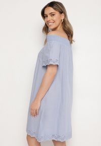 Born2be - Jasnoniebieska Bawełniana Sukienka Hiszpanka z Ażurowymi Zdobieniami Filissa. Okazja: na co dzień. Typ kołnierza: dekolt hiszpanka. Kolor: niebieski. Materiał: bawełna. Długość rękawa: krótki rękaw. Wzór: aplikacja, ażurowy. Typ sukienki: rozkloszowane, z odkrytymi ramionami. Styl: casual #5