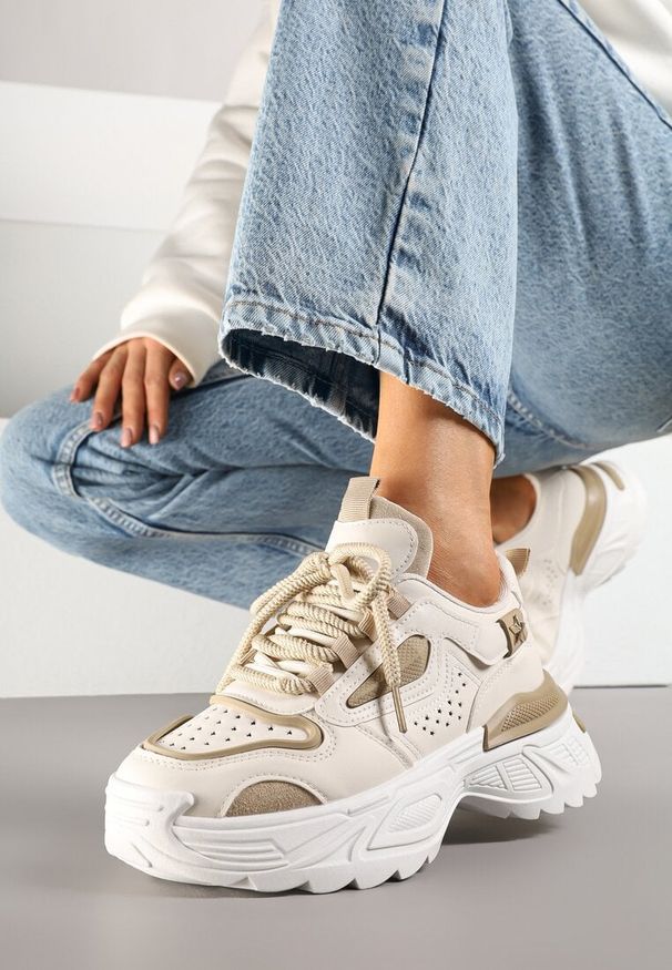 Renee - Beżowe Sneakersy Streetwearowe na Grubej Podeszwie Waniffia. Okazja: na co dzień. Kolor: beżowy. Materiał: jeans. Wzór: aplikacja