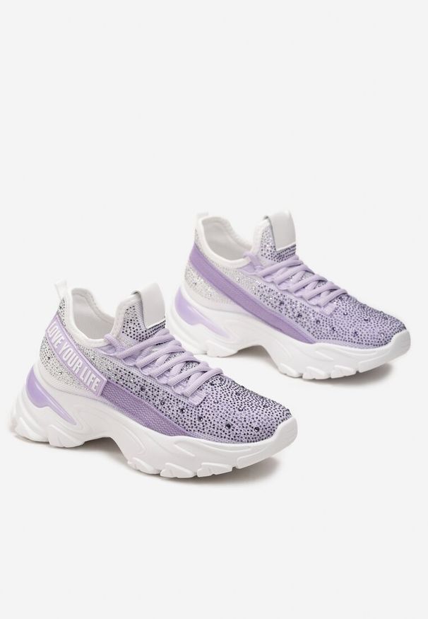 Renee - Fioletowe Sneakersy z Błyszczącymi Cyrkonami i Napisem Halerin. Kolor: fioletowy. Wzór: napisy