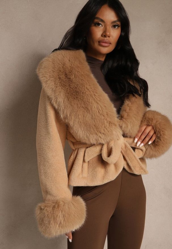 Renee - Brązowa Kurtka Pluszowa Ozdobiona Futerkiem i Wiązanym Paskiem w Talii Aravitte. Okazja: na co dzień. Kolor: brązowy. Materiał: futro. Długość: krótkie. Wzór: aplikacja. Styl: casual, elegancki, sportowy, wizytowy