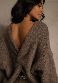 Renee - Jasnobrązowy Oversizowy Sweter z Dodatkiem Wełny Zdobiony Węzłem Lawedana. Kolor: brązowy. Materiał: wełna. Wzór: aplikacja #3