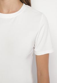 Born2be - Biały Wiskozowy T-shirt w Klasycznym Stylu Arivoria. Okazja: na co dzień. Kolor: biały. Materiał: wiskoza. Wzór: aplikacja, bez wzorów. Styl: klasyczny #5
