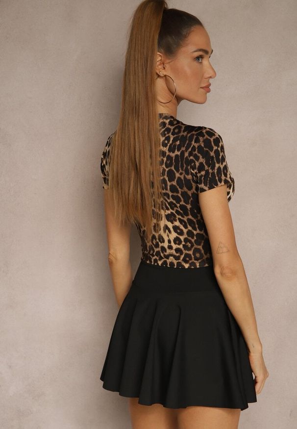 Renee - Panterkowy Dopasowany T-shirt z Wiskozą o Kroju Crop Top Folaviela. Okazja: na co dzień. Materiał: wiskoza. Styl: casual