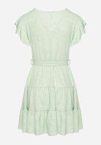 Born2be - Jasnozielona Kopertowa Sukienka Ozdobiona Falbanami i Paskiem Liliessa. Okazja: na co dzień. Typ kołnierza: dekolt w kształcie V. Kolor: zielony. Wzór: aplikacja. Typ sukienki: kopertowe. Styl: klasyczny, casual, elegancki #2