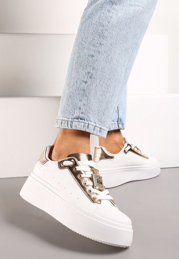 Renee - Biało-Szampańskie Sneakersy z Metaliczną Zawieszką na Sznurówkach Ozdobioną Cyrkoniami Edosa. Okazja: na spacer. Kolor: biały. Wzór: aplikacja. Sport: turystyka piesza