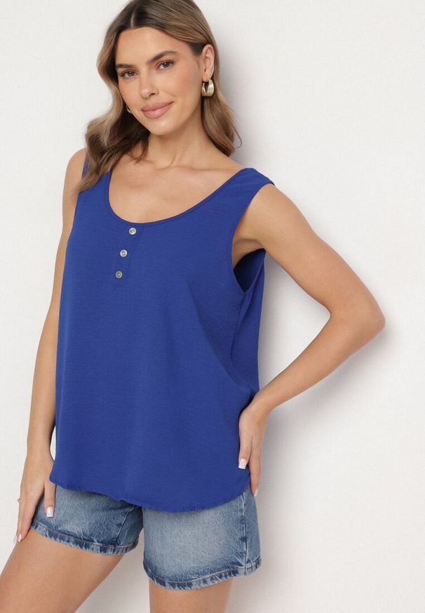 Born2be - Niebieski Top na Szerokich Ramiączkach Zdobiony Guzikami Jenadorea. Okazja: na co dzień. Kolor: niebieski. Materiał: jeans. Długość rękawa: na ramiączkach. Wzór: aplikacja. Sezon: lato. Styl: casual