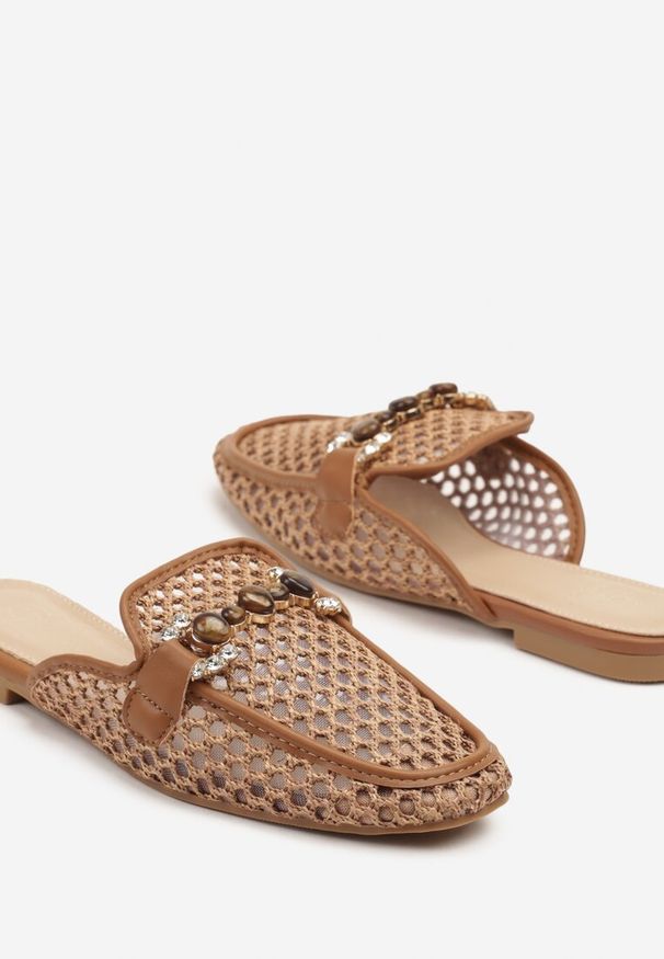 Born2be - Brązowe Siateczkowe Klapki Typu Mule z Klamrą i Cyrkoniami Nimithara. Okazja: na spacer, na co dzień. Kolor: brązowy. Materiał: jeans. Wzór: aplikacja. Sezon: lato, wiosna. Styl: elegancki, casual