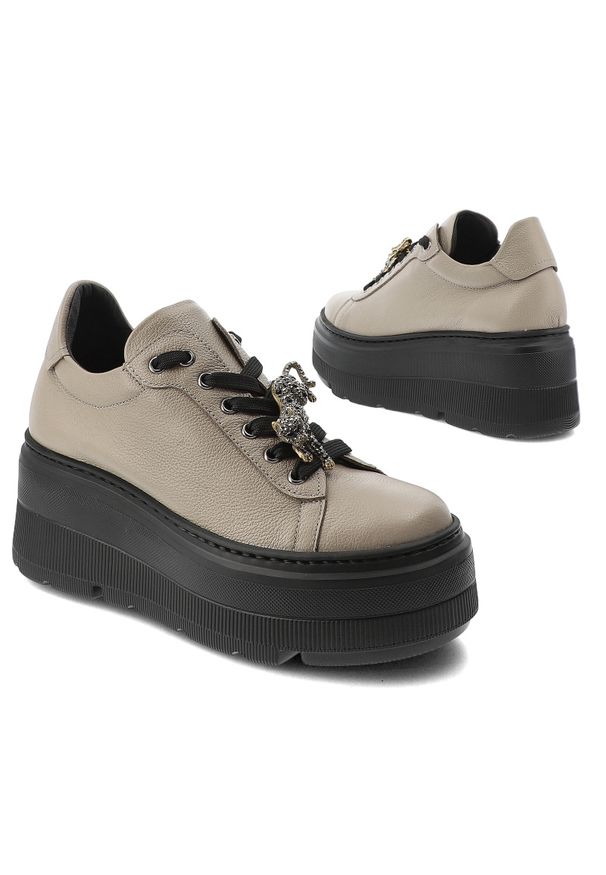 Beżowe Sneakersy Karino Modne Obuwie Damskie Z Broszką. Okazja: na co dzień, na spacer. Kolor: beżowy. Materiał: guma, skóra. Wzór: aplikacja. Obcas: na platformie. Styl: klasyczny, elegancki, casual