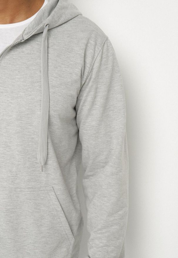 Born2be - Jasnoszara Bluza z Bawełną Kapturem i Sznurkami Asallin. Okazja: na co dzień. Typ kołnierza: kaptur. Kolor: szary. Materiał: bawełna. Styl: casual, klasyczny