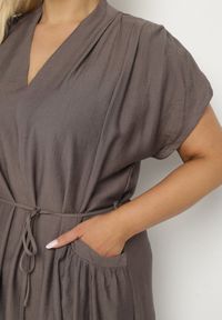 Born2be - Ciemnoszara Wiskozowa Sukienka Pudełkowa z Cienkim Paskiem i Kieszeniami Lumivorae. Okazja: na co dzień. Kolekcja: plus size. Kolor: szary. Materiał: wiskoza. Typ sukienki: proste, dla puszystych. Styl: elegancki, casual #4