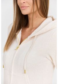 Juicy Couture - JUICY COUTURE Beżowa damska bluza Robertson Gold, Rozmiar M. Okazja: na co dzień. Typ kołnierza: kaptur. Kolor: beżowy. Materiał: poliester, bawełna, materiał. Długość rękawa: długi rękaw. Długość: długie. Styl: casual, elegancki #3
