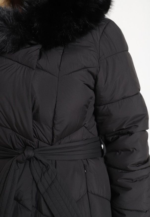 Born2be - Czarna Zimowa Kurtka Pikowana z Kapturem z Odpinanym Futrem i Wiązanym Paskiem Kalirra. Typ kołnierza: kaptur. Kolekcja: plus size. Kolor: czarny. Materiał: futro. Długość rękawa: długi rękaw. Długość: długie. Sezon: zima. Styl: klasyczny, elegancki